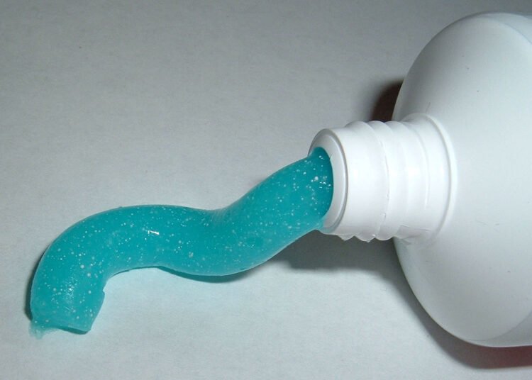 Prodotti per la pulizia dei denti- il dentifricio- chimicamo