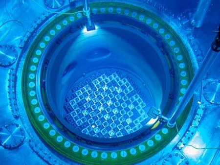 effetto Čerenkov in una piscina nucleare