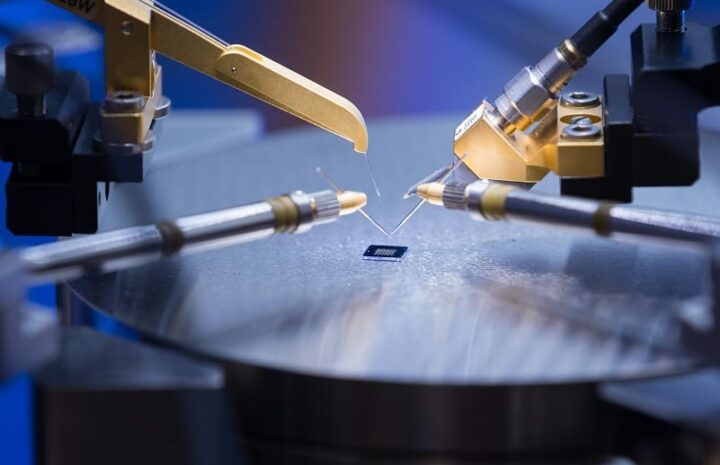 Le proprietà elettriche dei materiali: conducibilità, resistività, permittività, polarizzazione e superconduttività, tra principi e applicazioni